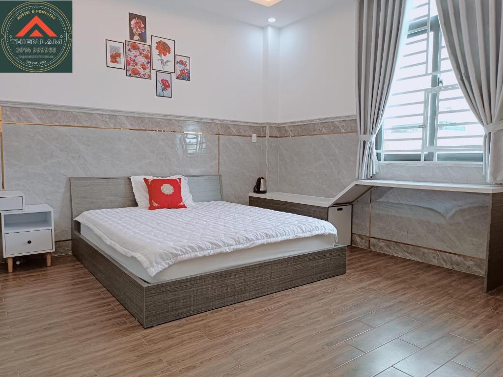 芹苴Thiên Lam Homestay的一间卧室配有一张红色枕头的床