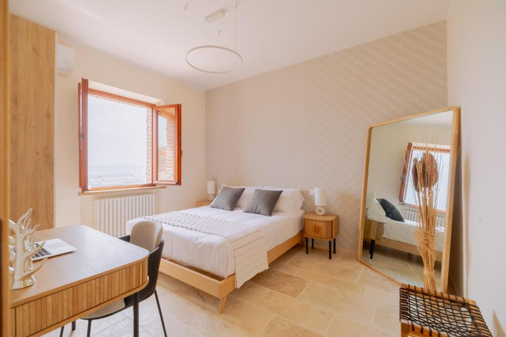 阿西西Casa Dalia,Breakfast Included and Balcony的一间卧室配有一张床、一张书桌和一面镜子