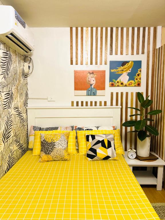 MarilaoBulacan Staycation At Urban Deca Homes Marilao的一张黄色的床,里面配有枕头