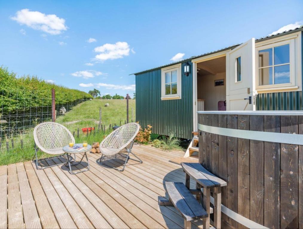 Hot Tub Retreat - Hartley Wine Estate的一个带椅子的木甲板和一个小房子