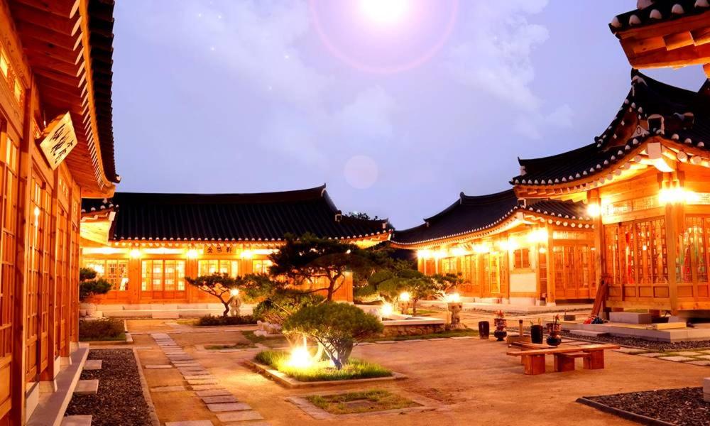 庆州Hwangnamguan Hanok Village的庭院里晚上灯火通明的建筑