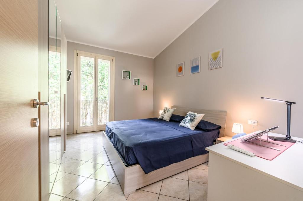 SantʼAgata sul SanternoModerno bilocale con ampio terrazzo - Free WiFi & Private Parking的一间卧室配有一张床和一张书桌