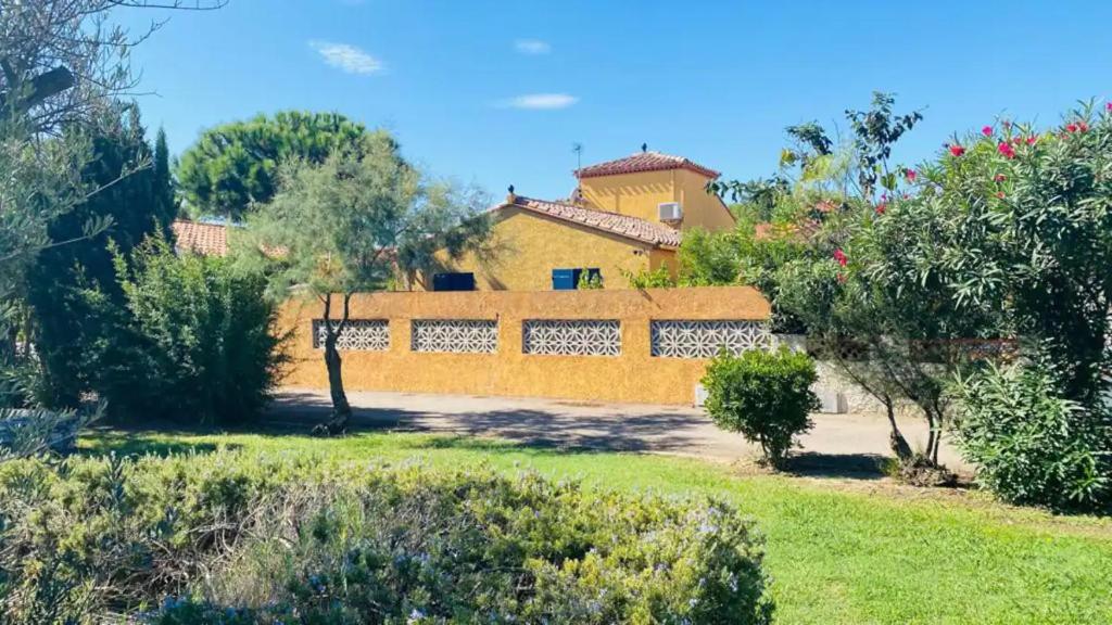 乐巴凯尔斯Magnifique Maison avec piscine privée à 300 m d&#39;une trés jolie plage de sable的院子中带黄色围栏的房子