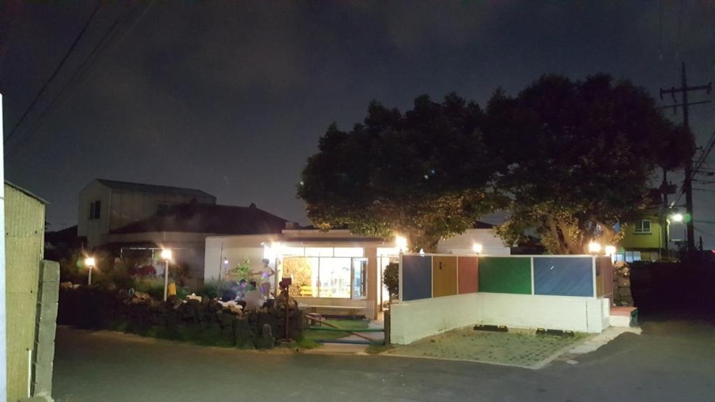 济州市Today Jeju Yongdam的夜晚点亮的房屋