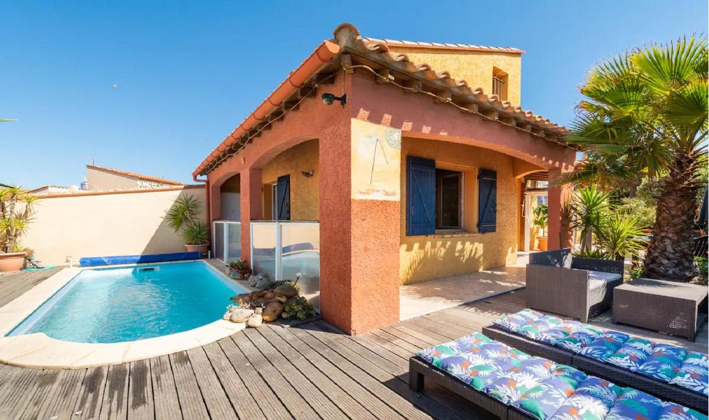 乐巴凯尔斯Magnifique Maison avec piscine privée à 300 m d&#39;une trés jolie plage de sable的一栋房子前面有游泳池的别墅