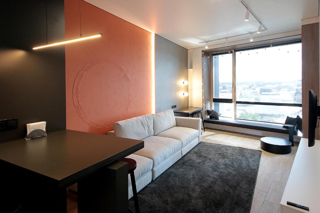 利沃夫Best view apartments的客厅配有白色的沙发和桌子