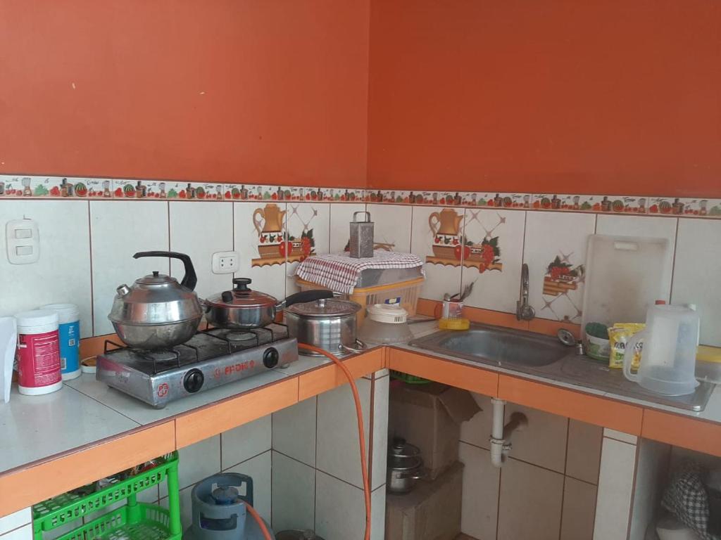 廷戈玛丽亚CUARTO TINGALES的厨房柜台配有炉灶和水槽