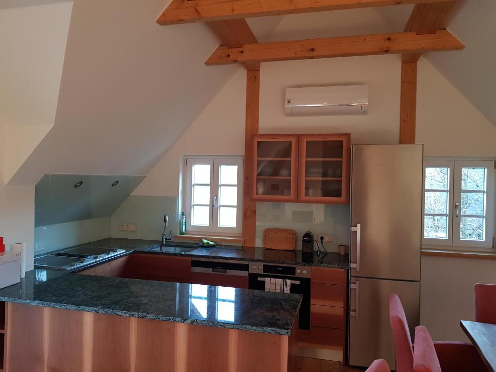 Chalet-Südsteiermark - traumhafte Aussicht, Infinity Pool, Privatsphäre, Klima und de-luxe Ausstattung的厨房或小厨房