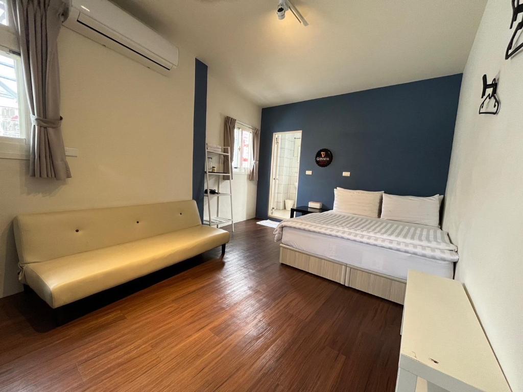 新竹懒骨头的一间卧室配有一张床和一张沙发