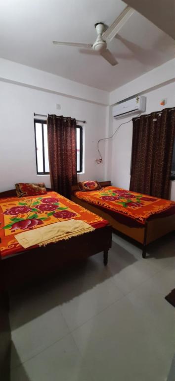 菩提伽耶Kalawati Niwas的配有两张床的客房内。