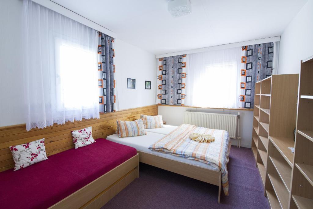奥斯特鲁兹纳Rodinný penzion Skiland的一间卧室设有两张床和两个窗户。