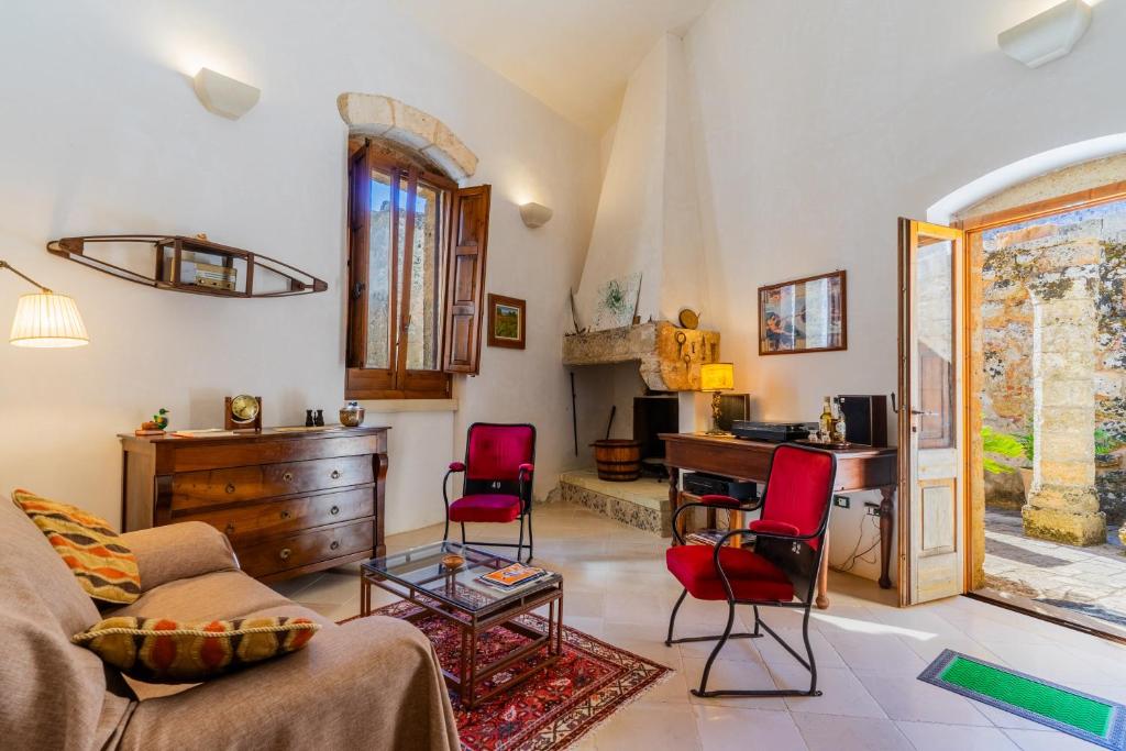 卡斯特里尼亚诺德尔卡波Antica corte dell'800的带沙发和红色椅子的客厅