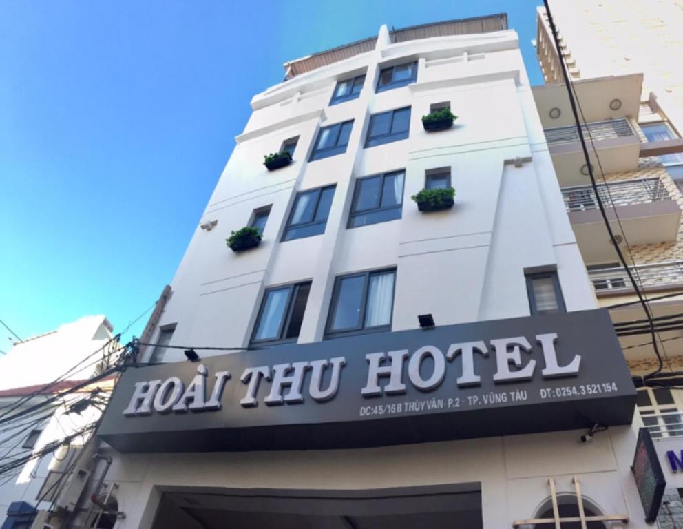 头顿Hoài Thu Hotel Vũng Tàu的上面有酒店标志的建筑