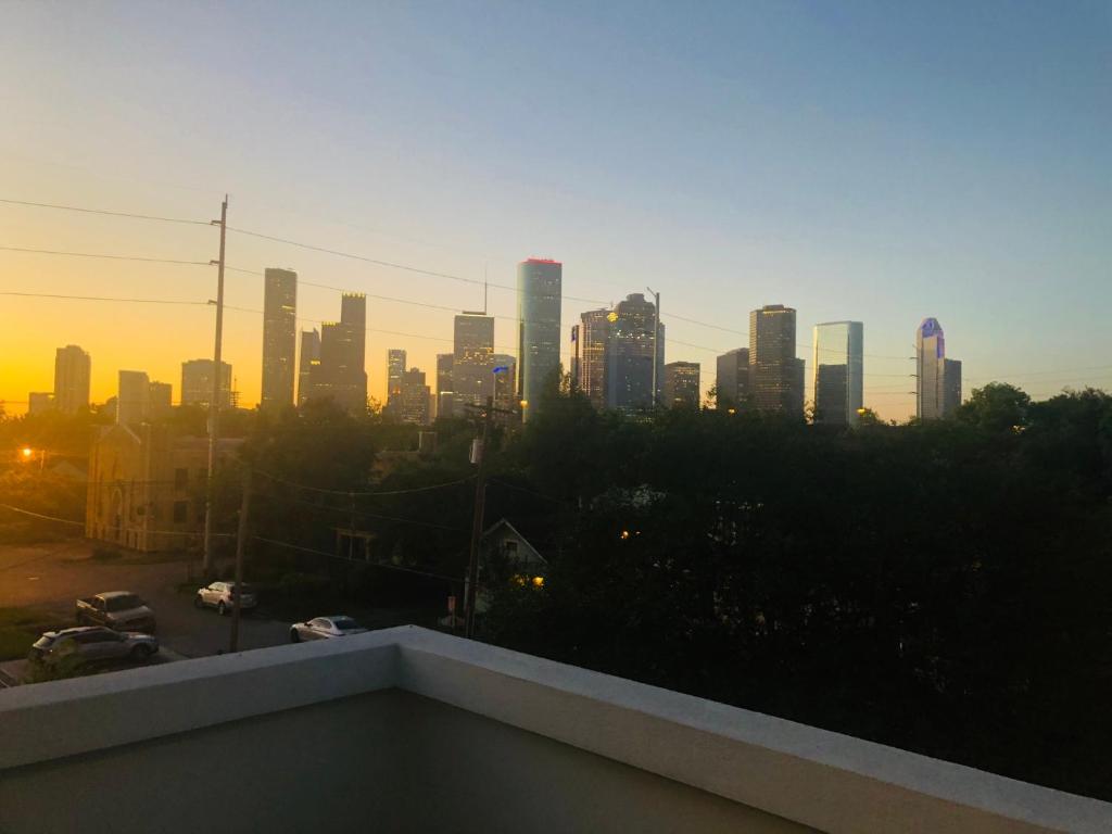 休斯顿Moose Manor Guest Suite - Houston的日落时分享有城市天际线的景致