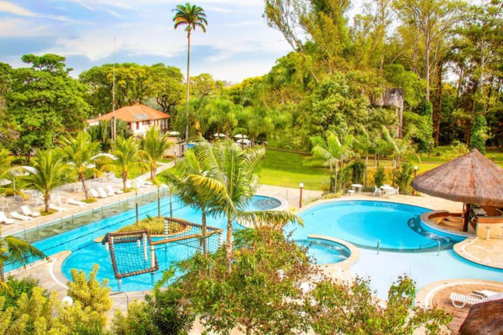 阿拉拉夸拉Hotel Fazenda Salto Grande的度假村游泳池的图片