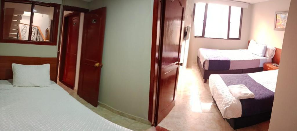 波哥大AG精品酒店的小房间设有两张床和窗户