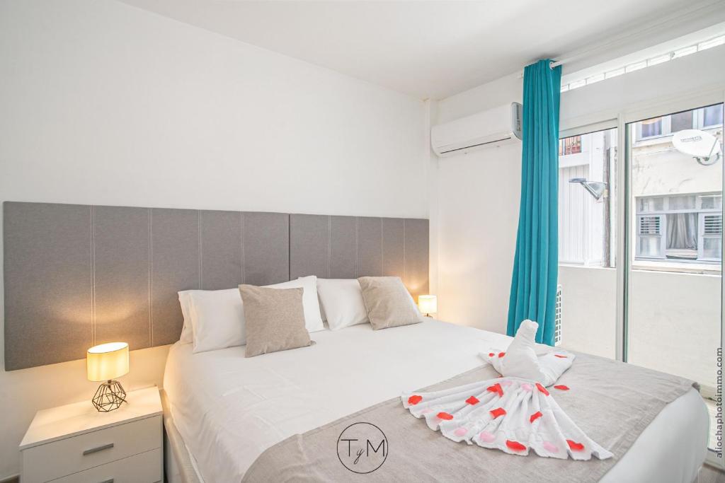 法兰西堡Carré d'as的卧室设有一张白色大床和一扇窗户。