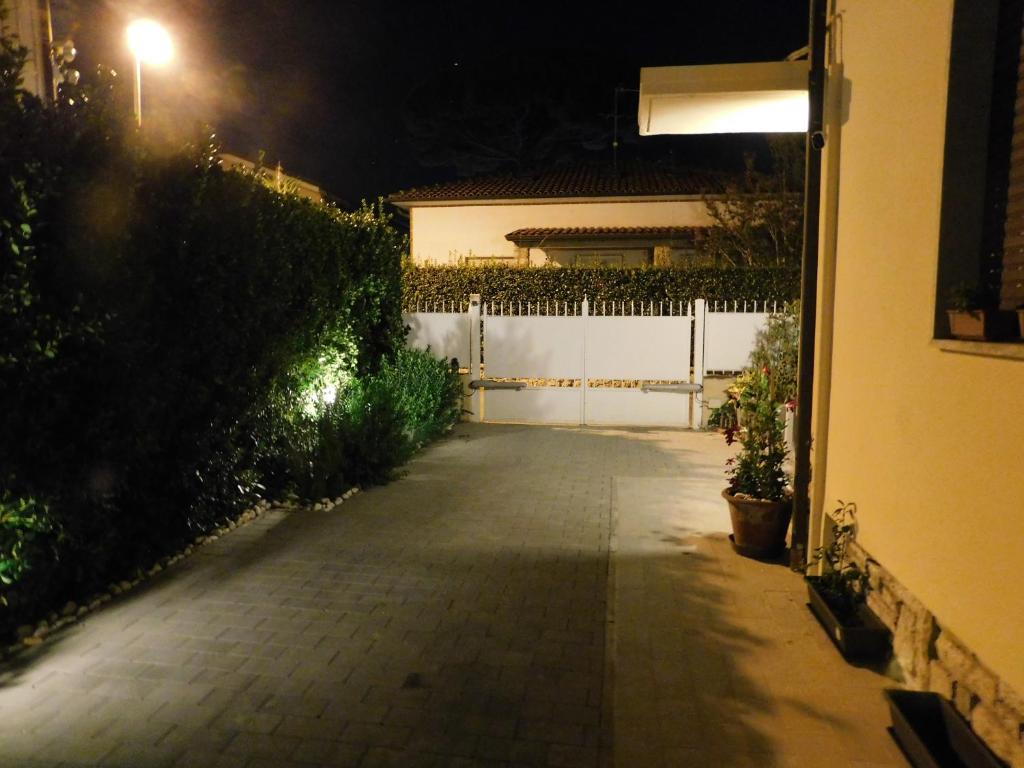 马里纳-迪-皮特拉桑塔Versilia Tonfano villetta的夜间通往房子的车道