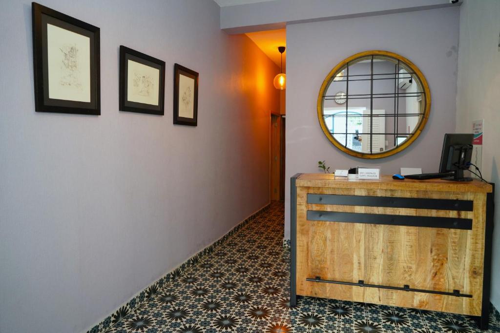 圣多明各HOSTAL BOUTIQUE 53的走廊上设有镜子和木制梳妆台