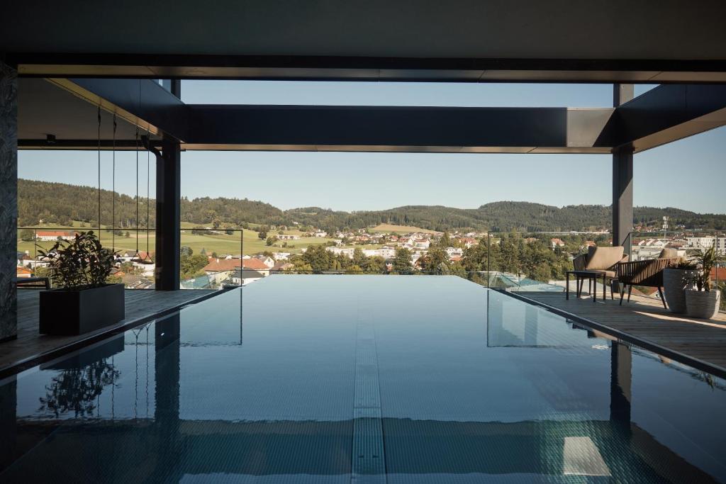 弗赖施塔特Impulshotel FREIGOLD的享有房屋景致的游泳池