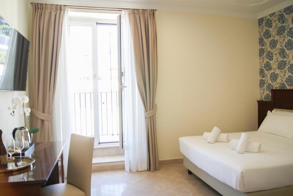 罗马Glam Luxury Rome的酒店客房设有一张床和一个大窗户