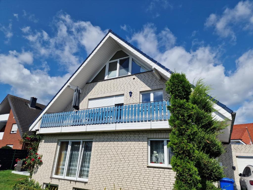 LotteHaus der Erholung App 2的白色砖屋,设有蓝色阳台
