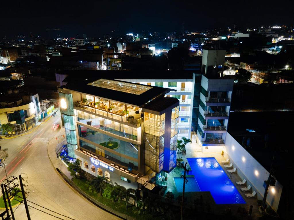 塔拉波托Rio Cumbaza Hotel的享有大楼的夜间景致