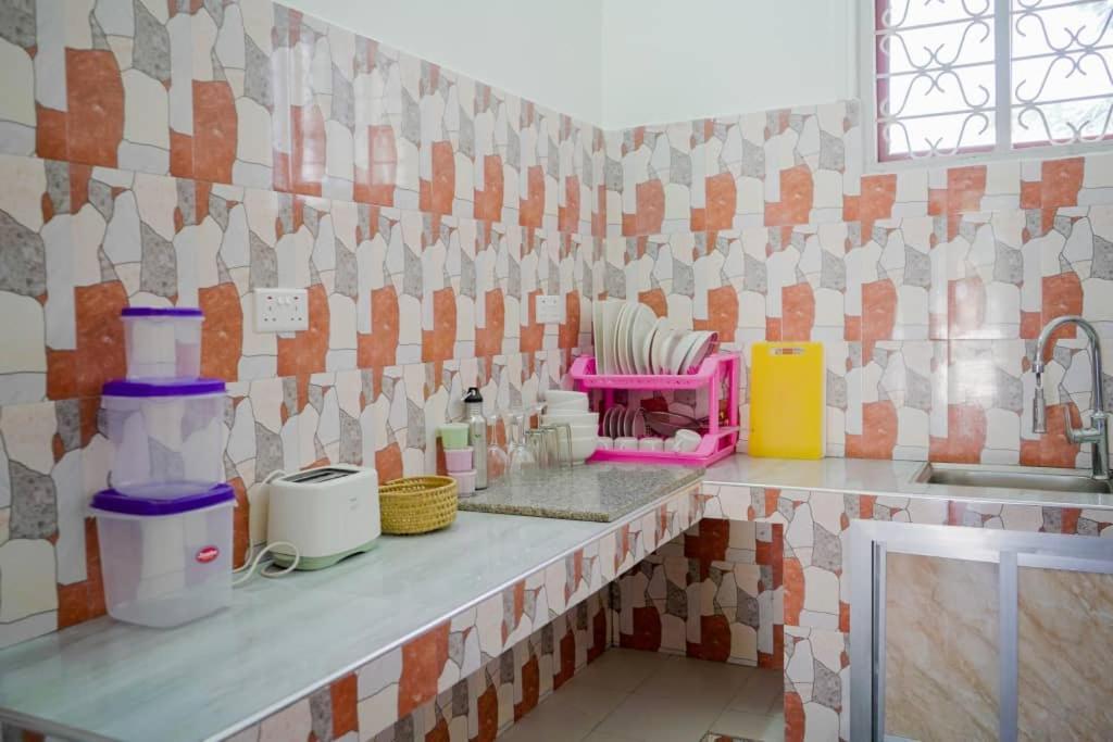 帕杰MOYOWANGU HOUSE PAJE的厨房配有带水槽和瓷砖的柜台。