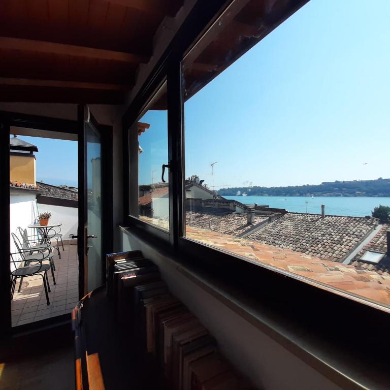 萨罗Loft trabucco panoramico 4 camere 7posti letto vista lago e centro storico的客房设有海景窗户。