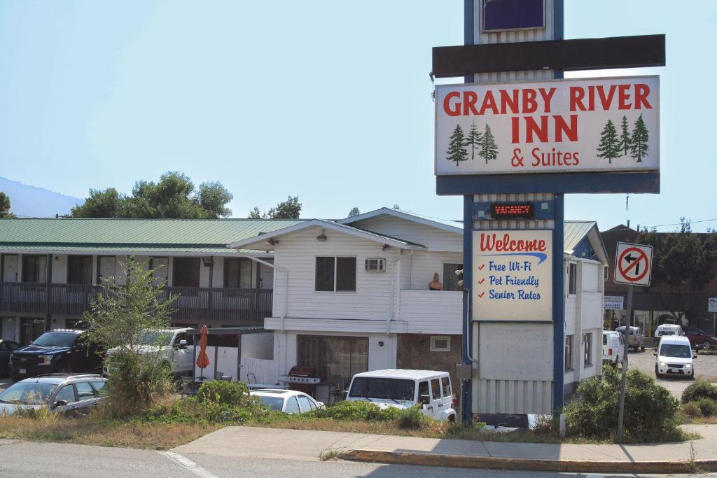 大福克斯Granby River Inn & Suites的家庭河流旅馆和套房的标志