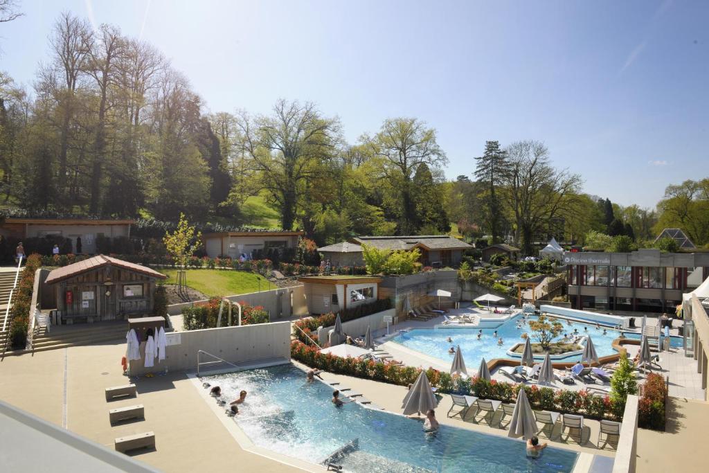 蒙多夫莱班Mondorf Parc Hotel & Spa的享有度假村游泳池的顶部景致