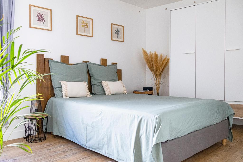BouillarguesJoli nid douillet proche Nîmes的一间卧室配有一张带蓝色床单和枕头的床。