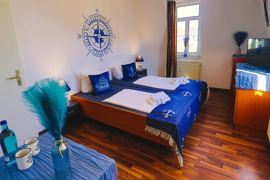 德累斯顿Ryde & Hyde Budget Hotel的一间卧室配有两张带蓝白色床单的床