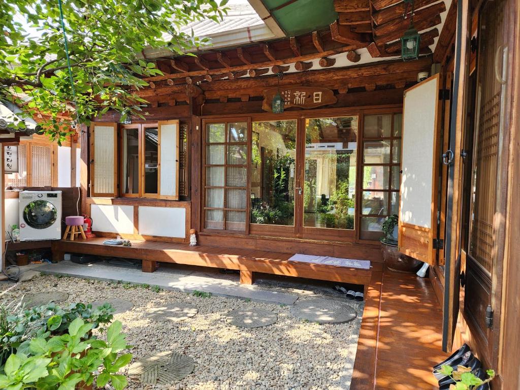 全州市Hanok Moryeon的一个带木凳的房子的门廊