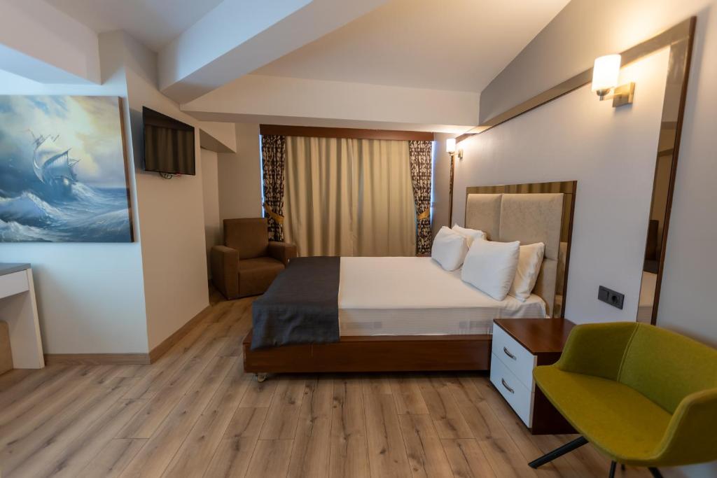 伊斯坦布尔Asia Business Suites的配有一张床和一把椅子的酒店客房