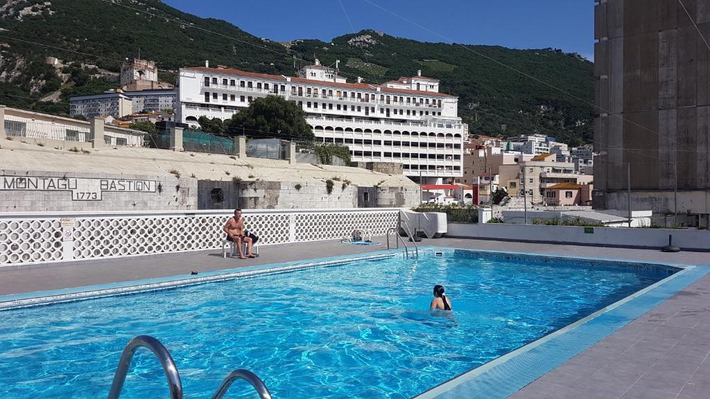 直布罗陀Gibraltar Gem的城市游泳池里的人