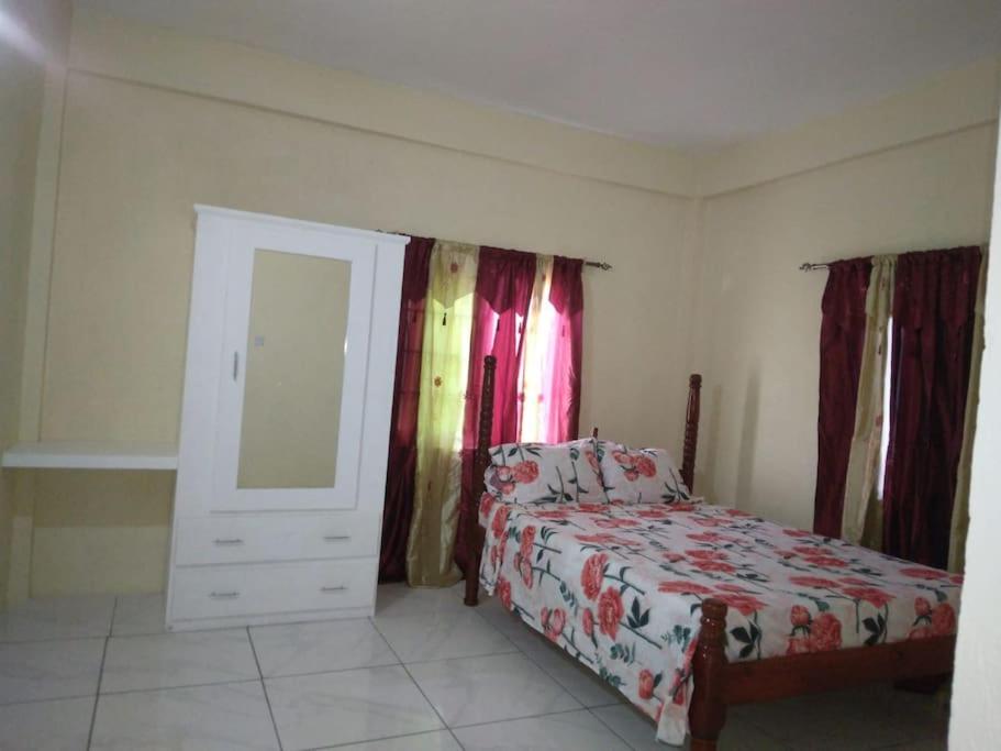 Arnos ValeArk Royal of the Caribbean的一间卧室配有一张床、梳妆台和镜子