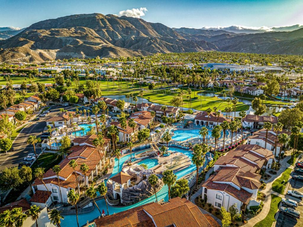 兰乔米拉日拉斯帕尔马斯全牧场度假酒店&Spa的享有度假村的空中景致,以山脉为背景