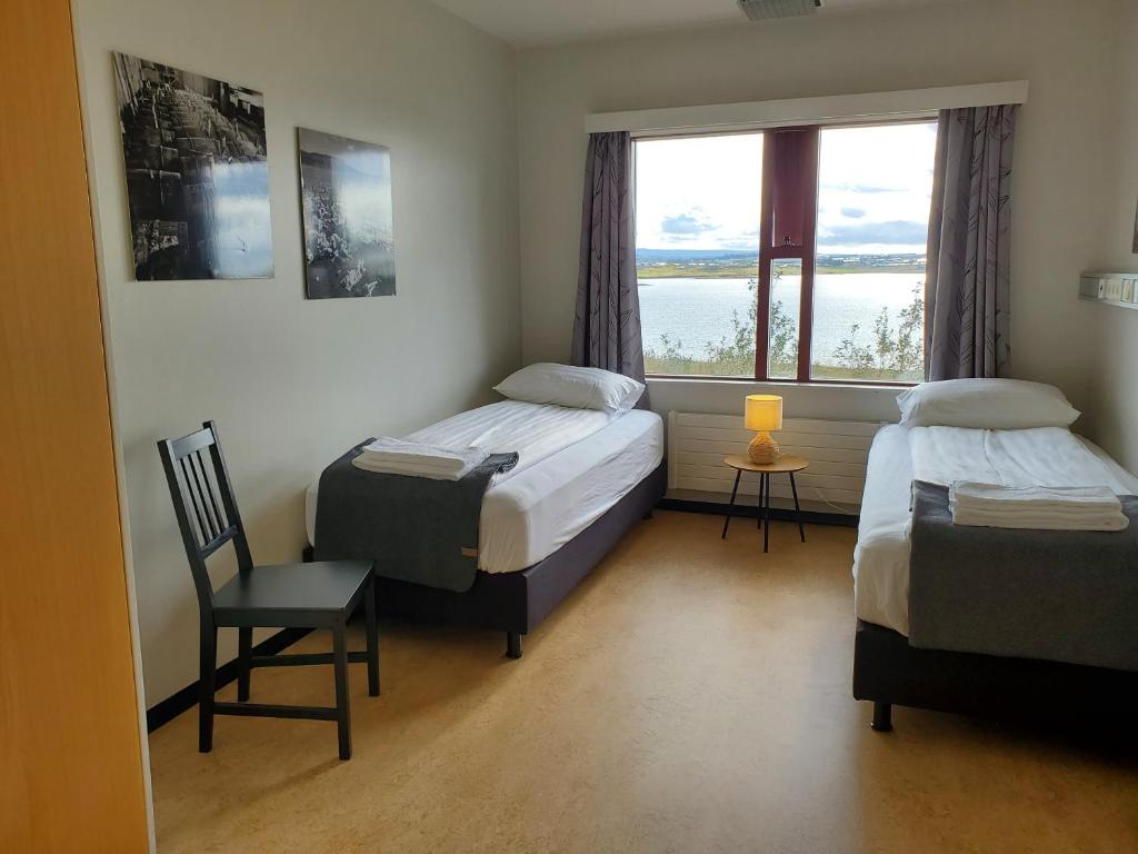 雷克雅未克Víðines Guesthouse的酒店客房设有两张床和窗户。
