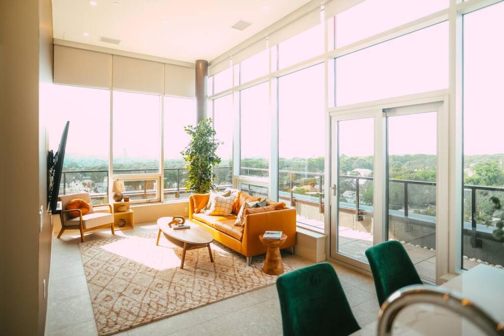 哈利法克斯NEW Luxury 2BR Penthouse Apt In Central Halifax的客厅配有家具和大窗户。