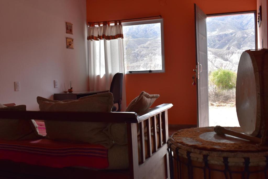 胡阿卡勒拉CASITA MUNAY - Cabaña en Huacalera - Quebrada de Humahuaca - Jujuy的带沙发和窗户的客厅