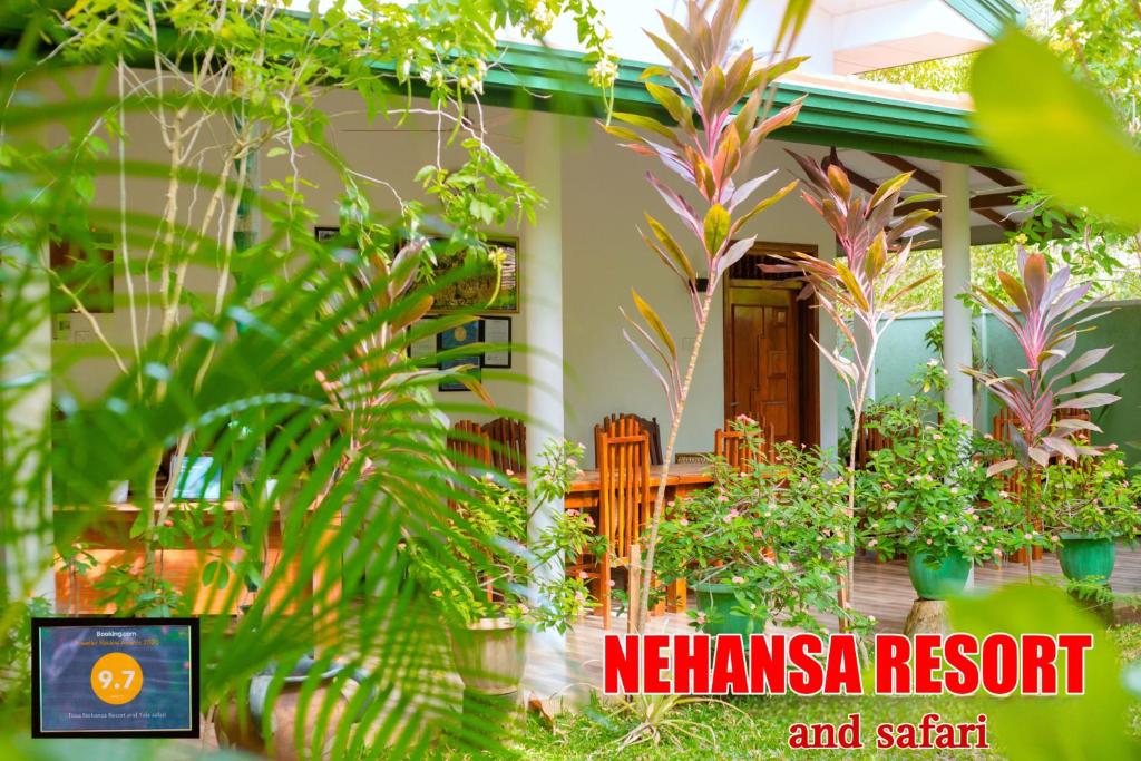 蒂瑟默哈拉默Nehansa Resort and safari的前面有植物的房子