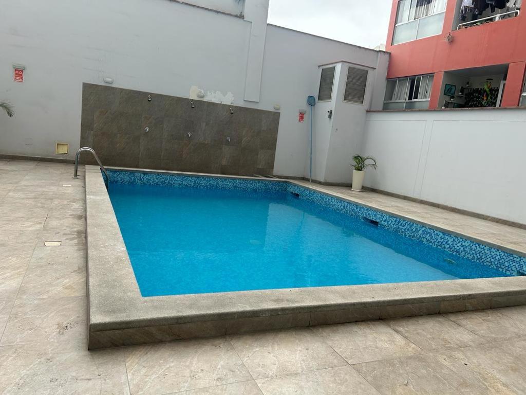 利马Acogedor apartamento centrico, tranquilo con piscina的大楼里的一个大型蓝色游泳池