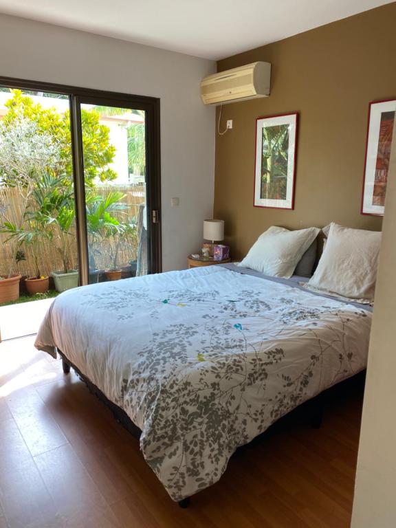努美阿Michelle’s flat by the Sea的一间卧室设有一张大床和一个窗户。