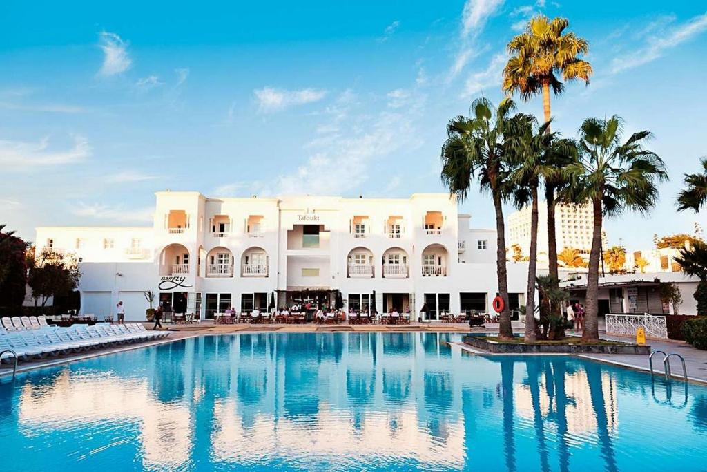 阿加迪尔Royal Decameron Tafoukt Beach Resort & Spa - All Inclusive的酒店前方的大型游泳池