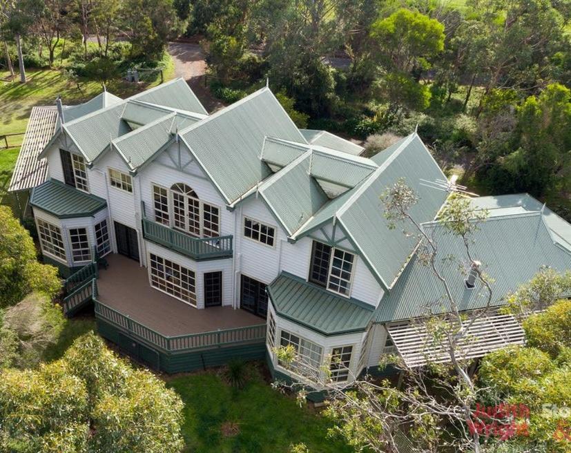 VentnorPerfect Getaway in Phillip Island的享有绿色屋顶的大型白色房屋的空中景致
