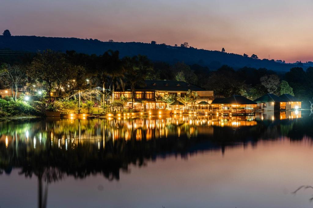 雾观Bambuu Lakeside Lodge的享有夜间水上度假村的景色