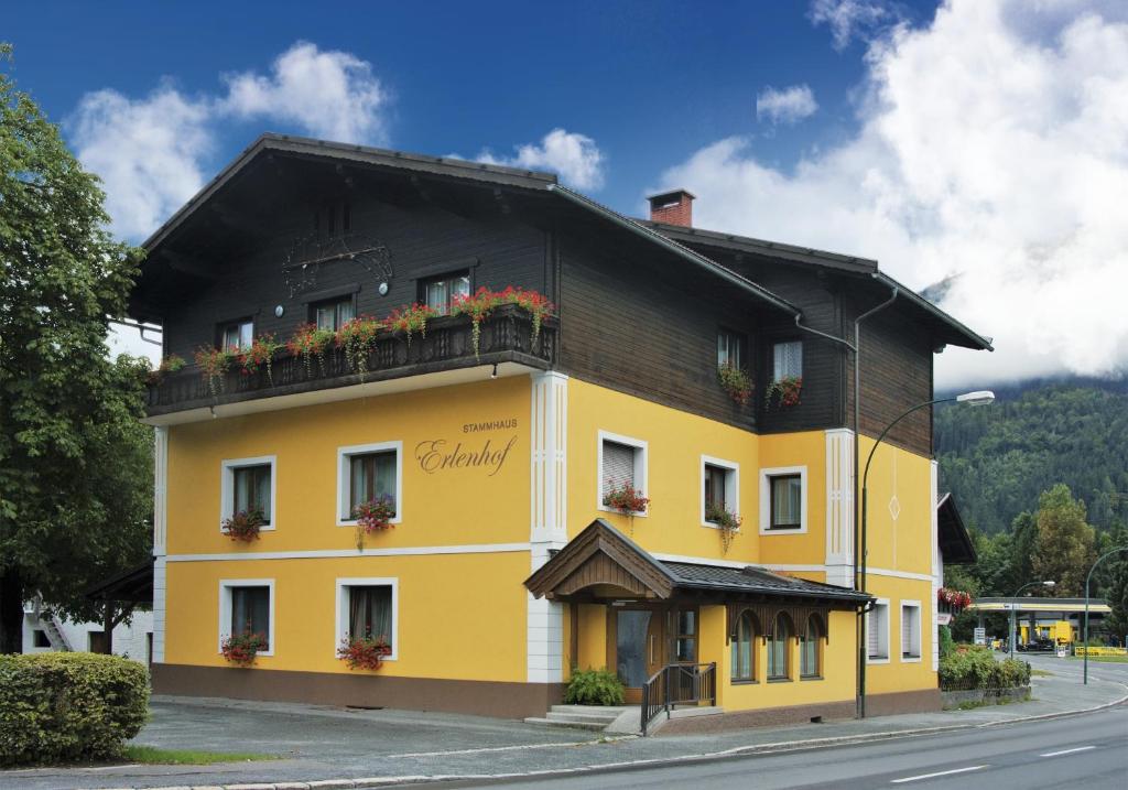 克查赫尔棱霍夫住宿加早餐旅馆的黄色建筑,有黑色屋顶