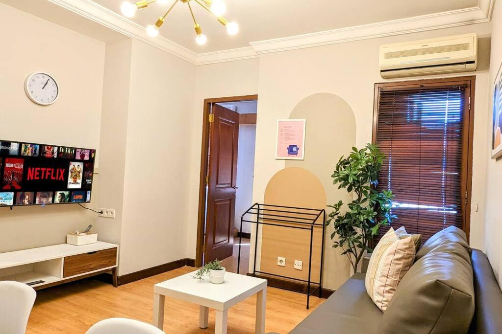 万隆Cottonwood Japandi Apartment at Majesty 509的客厅配有沙发和桌子