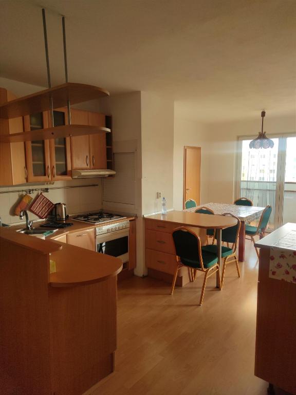 莱维采Apartmán blízko centra Levice的厨房以及带桌椅的用餐室。